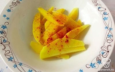 Далее добавьте красный молотый перец и масло. Все перемешайте. 