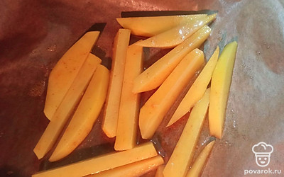 Выложите картошку на противень, застеленный пергаментной бумагой. Поставьте в разогретую до 180 градусов духовку на 30 минут. 