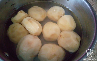Картофель почистите, залейте холодной водой и поставьте вариться. Варите 20 минут после закипания.
