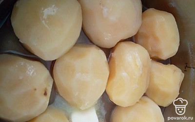 Слейте воду (оставьте совсем немного на дне), добавьте сливочное масло. Посолите.