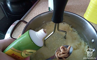 Добавьте к пюре горчицу и хорошо растолките толкушкой.