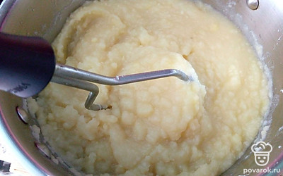 Если необходимо, добавьте еще немного молока. Толките до тех пор, пока не останется комков. Ароматное пюре готово!