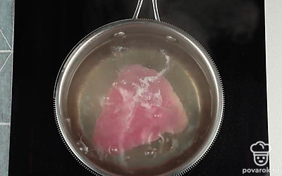 Вскипятите воду, посолите ее и опустите в нее филе тунца. Отварите рыбу до готовности примерно 7-10 минут.