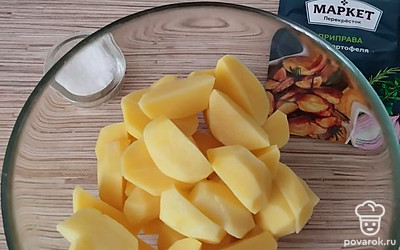 Картофель почистите, нарежьте дольками.