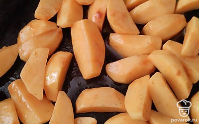 Выложите картофель на чугунную сковороду, поставьте в духовку запекаться.