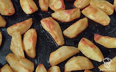 Готовый картофель достаньте из духовки.