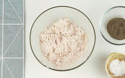 С помощью вилки измельчите отварную рыбу в отдельной миске. Добавьте к тунцу лимонный сок, соль и черный перец. Добавьте творожный сыр и хорошо перемешайте все ингредиенты.