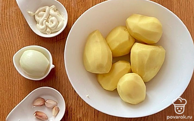 Подготовьте все ингредиенты. Картошку очистите от кожуры, лук с чесноком очистите от шелухи.
