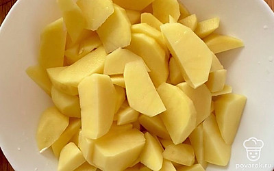 Картофель нарежьте средними брусочками. Выложите в отдельную емкость.