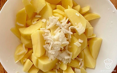 Лук мелко нашинкуйте и добавьте к нарезанному картофелю, тщательно перемешайте.