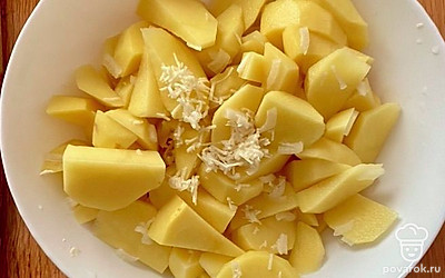 Зубчики чеснока натрите на мелкой терке и добавьте к картофелю. Тщательно перемешайте.