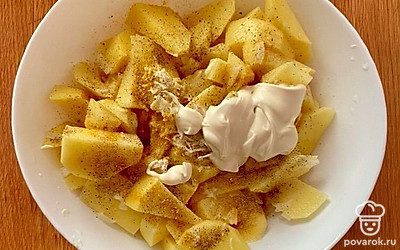 Добавьте к картофелю майонез, посолите и поперчите. Тщательно перемешайте. Отправьте мариноваться в холодильник на 20 минут.