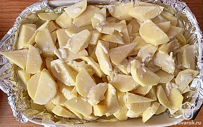 На противень выложите фольгу, смажьте подсолнечным маслом и выложите маринованный картофель. Отправьте запекаться в предварительно разогретую до 200 градусов духовку на 30 минут. Готово!