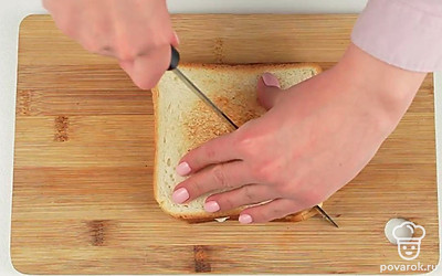 Разрежьте сэндвич по диагонали. Готово. Приятного аппетита!