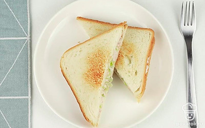 Добавьте в риет кусочки вяленых томатов или каперсы, а также укроп или любую другую зелень. В сэндвич положите несколько ломтиков огурца.