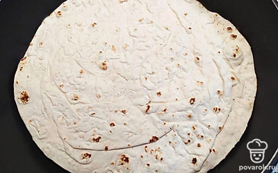 На сухую разогретую сковороду выложите лаваш.