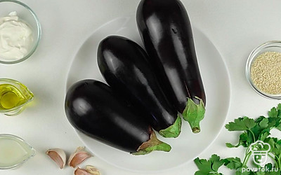 Помойте баклажаны и петрушку. Очистите чеснок. Подготовьте остальные ингредиенты. Разогрейте духовку до 200 °С.