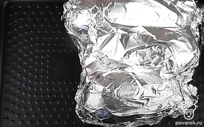 Смажьте баклажаны оливковым маслом со всех сторон. Заверните баклажаны в фольгу.