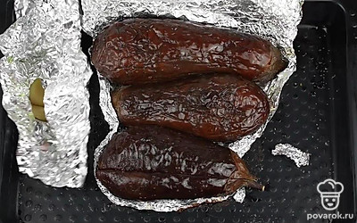 Разверните фольгу и дайте овощам остыть.