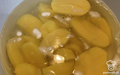 Чистим картошку, нарезаем и отправляем ее вариться. 