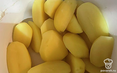 Картошка сварилась, выливаем воду. 