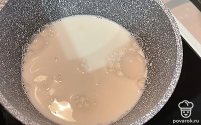 Разогреваем молоко на плите до вскипания. Вскипевшее молоко добавляем в картшку. Картошка начнет впитывать в себя молоко, станет вкуснее и мягче. 
