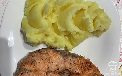 Блюдо можно подавать с любым мясным или рыбным продуктом. 