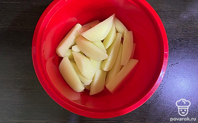 Картофель почистите и нарежьте дольками.