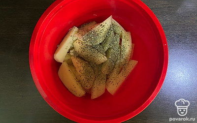 Добавьте соль по вкусу и итальянские травы.