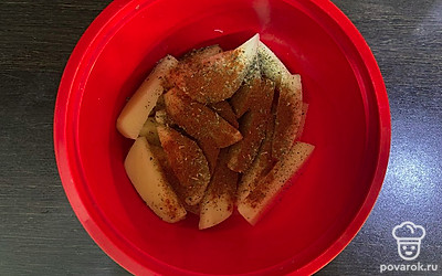 Добавьте молотую паприку.