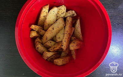 Добавьте подсолнечное масло и перемешайте. 