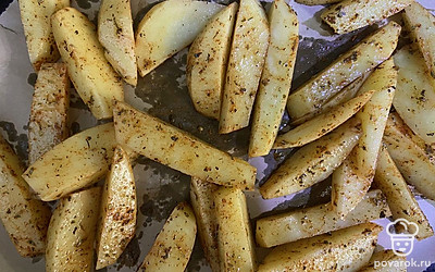 Выложите картофель на противень для запекания и отправьте в разогретую до 180 градусов духовку на 40 минут (или до готовности картофеля). 