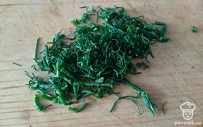 Пока варится пюре, промойте укроп и мелко его нарежьте. 