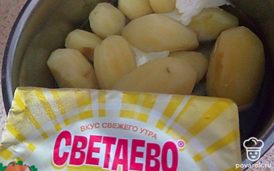 Когда картофель сварится, слейте с него воду (немного воды оставьте, чтобы пюре не было очень густым) и посолите. Добавьте сливочное масло. Помните толкушкой. 