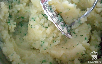 Добавьте нарезанный укроп и еще раз все хорошо помните толкушкой. Пюре с укропом готово!