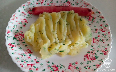 Подайте пюре с котлетой или сосисками.