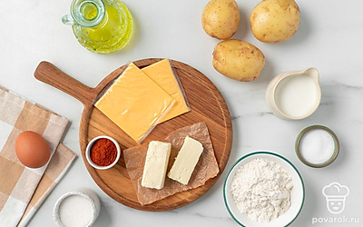 Помойте и почистите картофель. Подготовьте кастрюлю, сито, сотейник, глубокую сковороду, кондитерский мешок со звездообразной насадкой диаметром 6-7 мм.