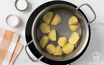 Разрежьте клубни на 4 части, положите их в кастрюлю. Залейте водой, чтобы она полностью закрывала картофель. Поставьте на сильный огонь и доведите воду до кипения.