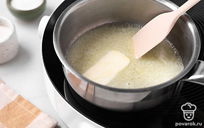 Соедините в сотейнике ¼ стакана воды, 1 ст.л. сливочного масла и 1 ч.л. сахара. Нагрейте все на слабом огне, помешивая, 2-3 минуты до однородной консистенции.