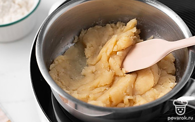 Всыпьте в сотейник 4 ст.л. муки, тщательно размешайте до образования густого теста. Прогрейте тесто, постоянно помешивая, около 3 минут. Снимите сотейник с огня и немного остудите массу.