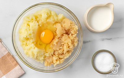 Переложите заварное тесто в миску с картофельным пюре, разбейте яйцо и вымесите густое мягкое тесто. Переложите тесто в кондитерский мешок.