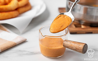 Перелейте соус в красивую пиалу или миску. Переложите картофельные чуррос на тарелку для подачи.