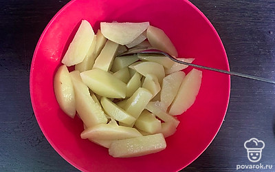 Картофель почистите, нарежьте дольками. Добавьте к нему соль, подсолнечное масло и перемешайте.