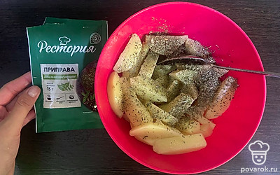 Всыпьте итальянские травы.