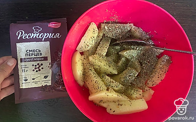 Добавьте смесь перцев.