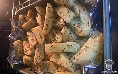 Все перемешайте и отправьте в разогретую до 180 градусов духовку на 40 минут.