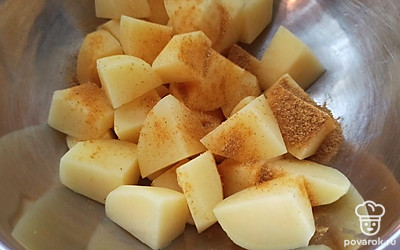 Картошку очистите и нарежьте на небольшие кусочки. Посыпьте приправой. 