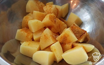 Влейте растительное масло. Все перемешайте. 