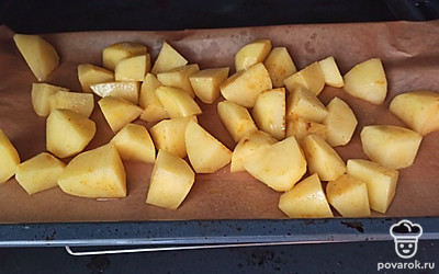 Выложите картошку на противень, застеленный пергаментной бумагой. Поставьте в разогретую до 180 градусов духовку на 30 минут. 