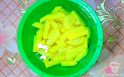 Картофель почистите, нарежьте брусочками. Залейте нарезанный картофель холодной водой на 15 минут, чтобы удалить лишний крахмал. 
